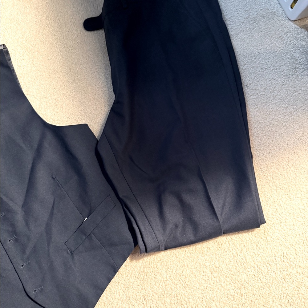 Men’s dressy clothes

Men’s pants size 38w 32L

Men’s blazer 50R

Men’s vest XL